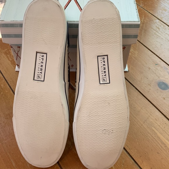 NWOT, Sperry white laced canvas boat shoes w/ print detail - Picture 5 of 6